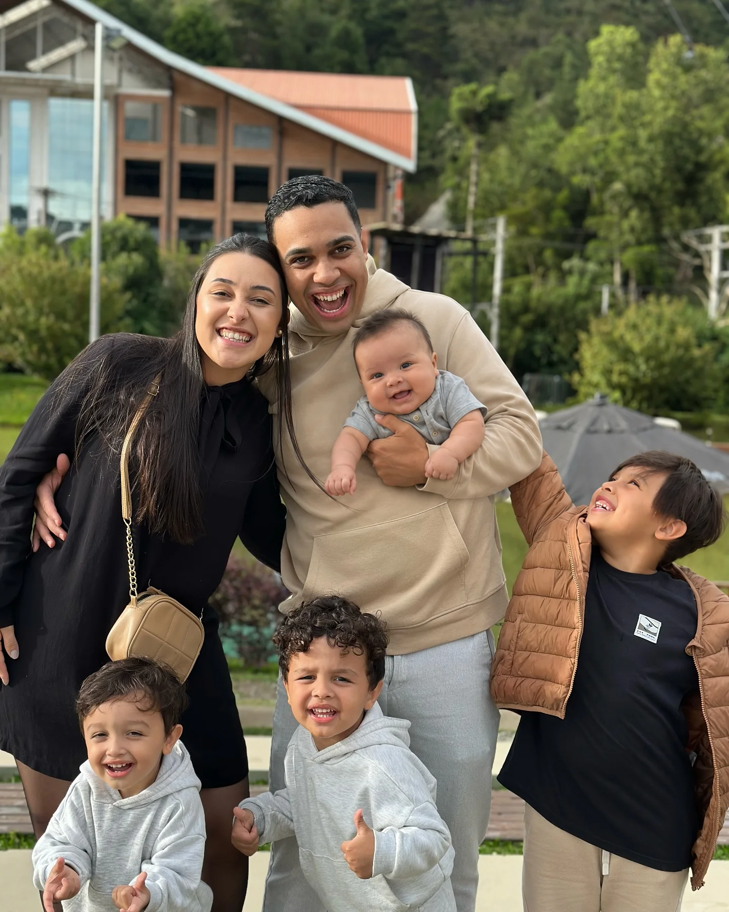 Eduardo com sua esposa e seus quatro filhos